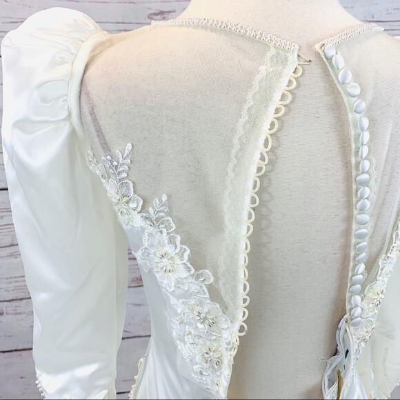 Alfred Angelo Vintage Ivory Bridal Gown w/ Veil - Picture 6 of 8